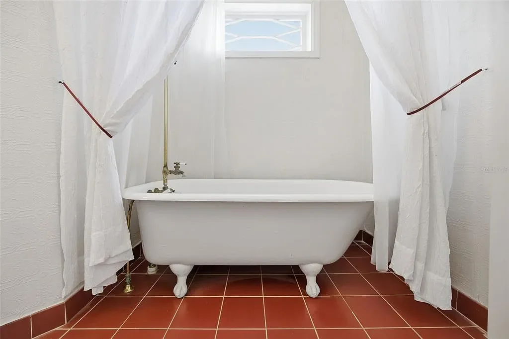 1918 Victorian house Ocala Florida - 35 - bathroom.webp