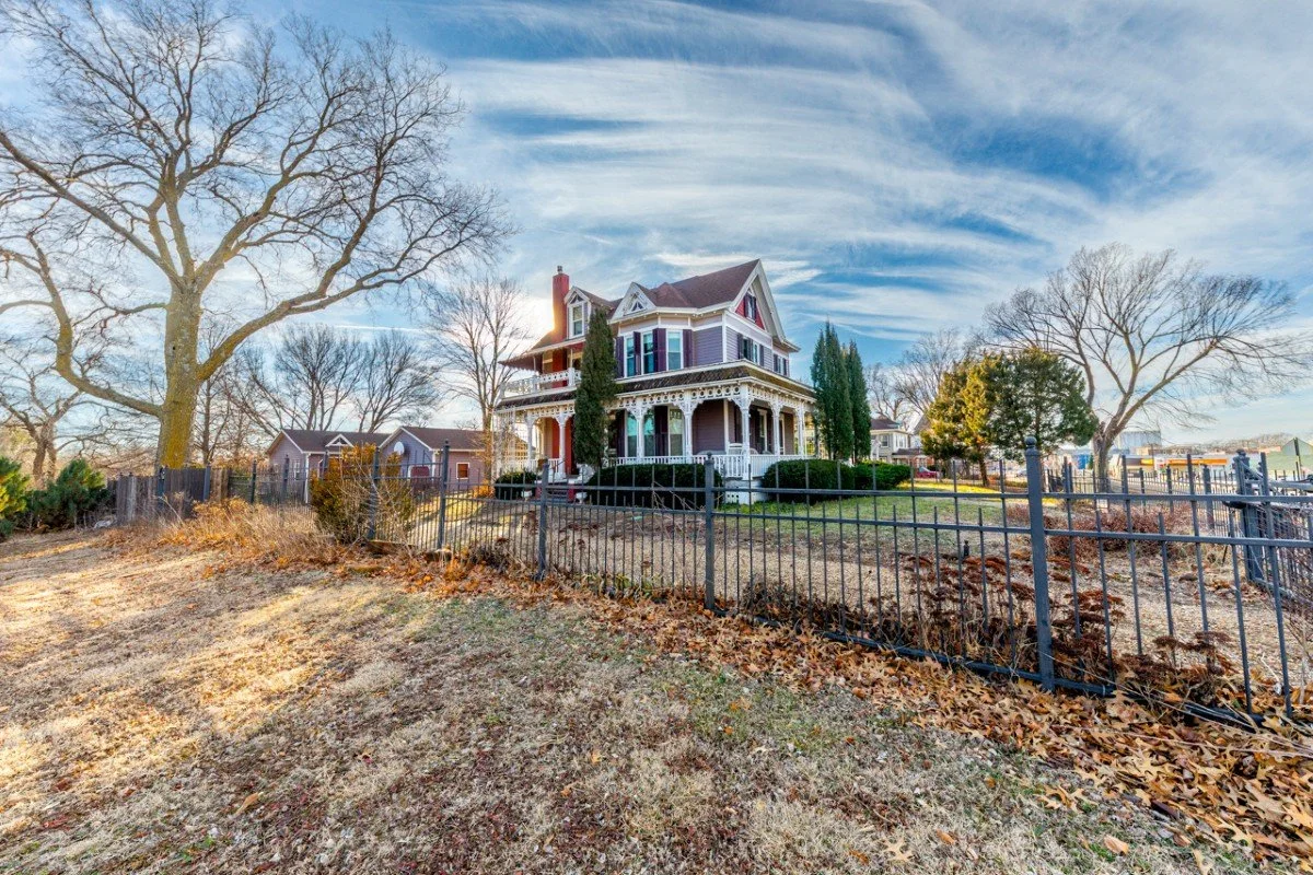 1882 Victorian house Minneapolis Kansa (7).jpg