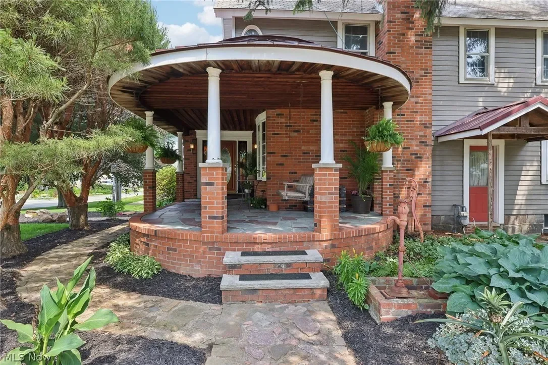 1903 Historic house Avon Ohio - 2 - circular deck.webp