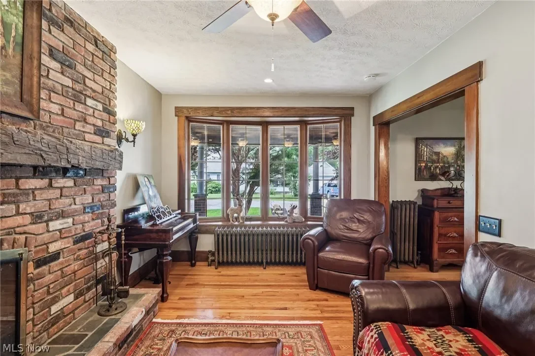 1903 Historic house Avon Ohio - 11 - family room.webp