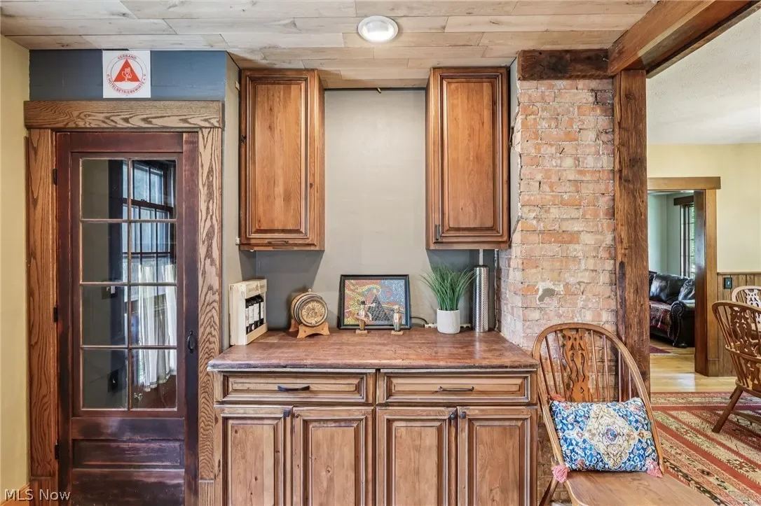 1903 Historic house Avon Ohio - 19 - room.webp