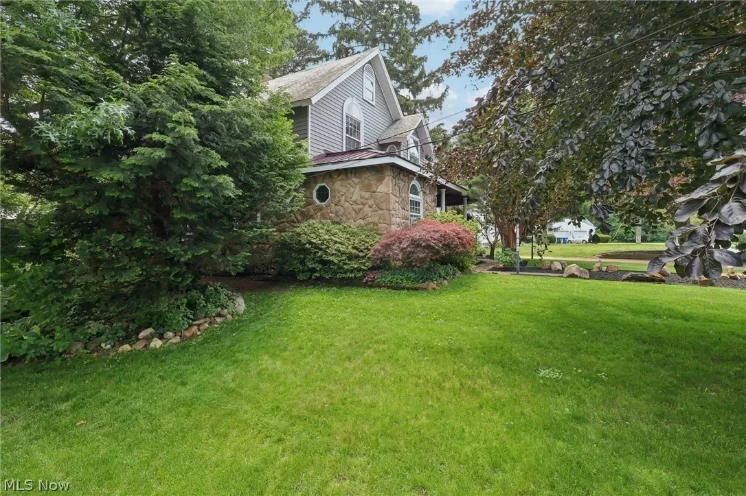 1903 Historic house Avon Ohio - 36 - garden.webp