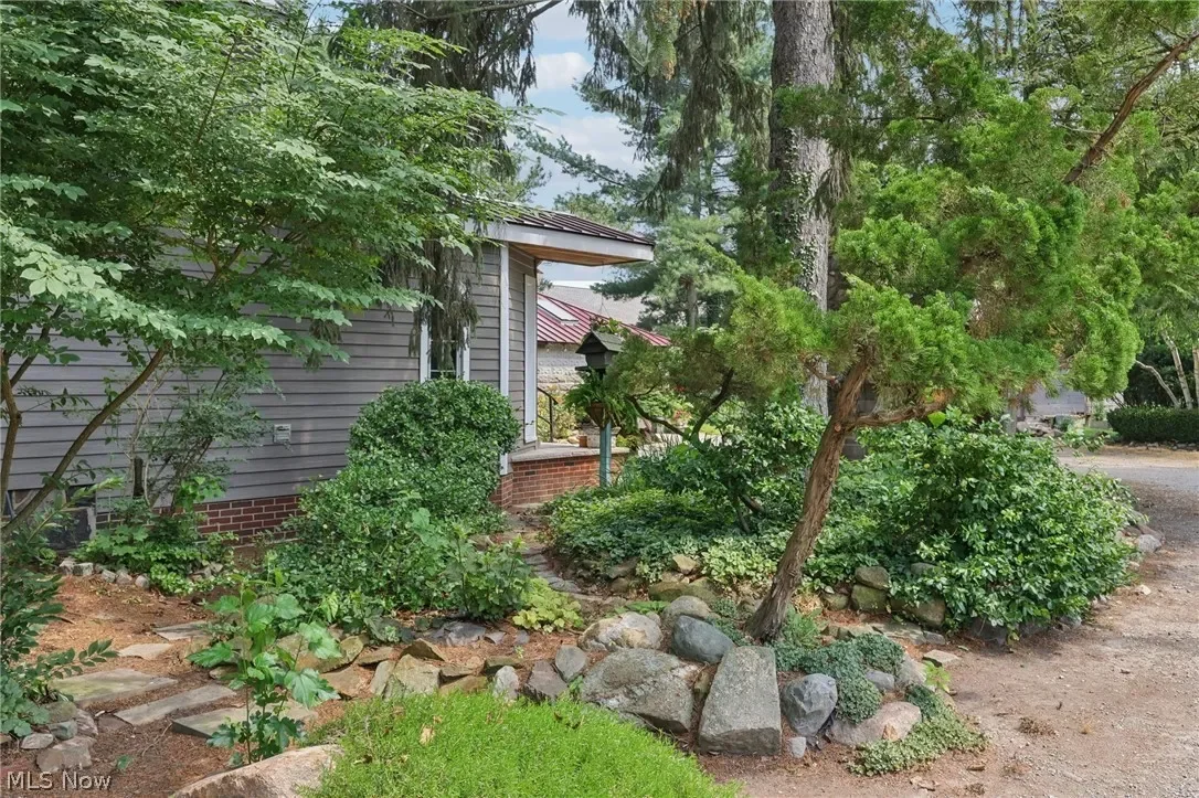 1903 Historic house Avon Ohio - 37 - garden.webp