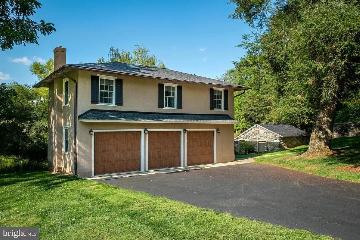 833 Stone Farmhouse West Chester Pennsylvania - 33 - garage.webp