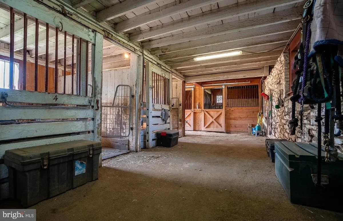 833 Stone Farmhouse West Chester Pennsylvania - 40 - barn.webp