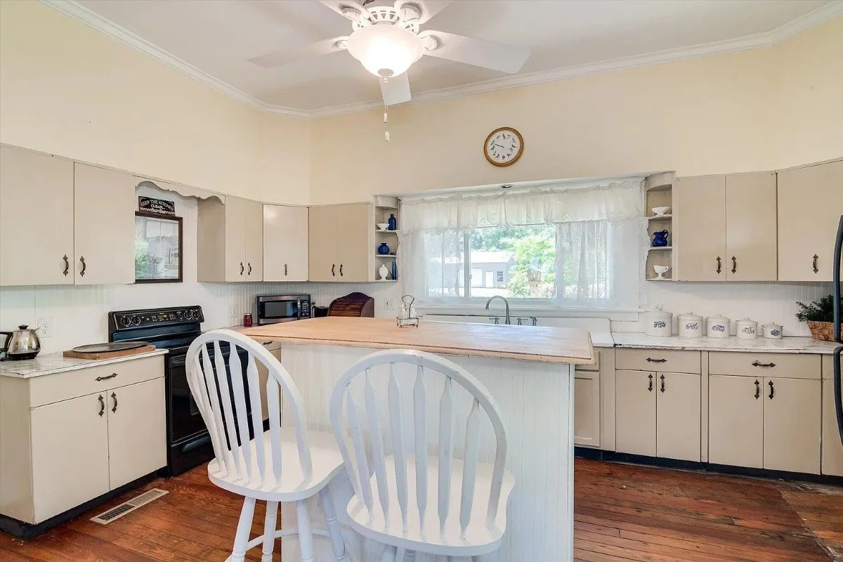 1900 Colonial Revival house Aiken South Carolina - 16 - kitchen.webp