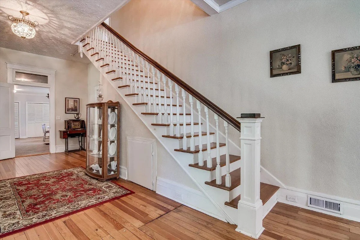 1900 Colonial Revival house Aiken South Carolina - 27 - staircase.webp