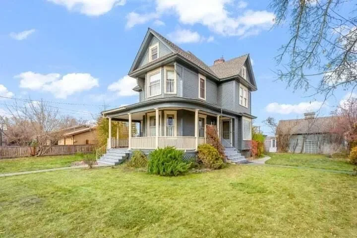 Elliot House 1908 Queen Anne Prineville Oregon - 3 - front view.webp
