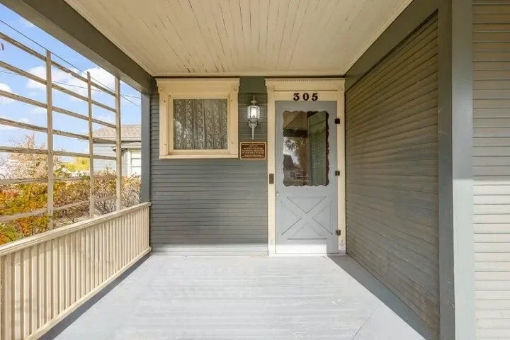 Elliot House 1908 Queen Anne Prineville Oregon - 4 - porch.webp