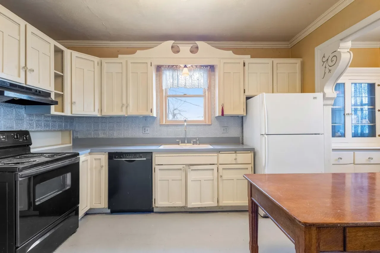 Elliot House 1908 Queen Anne Prineville Oregon - 9 - kitchene.webp