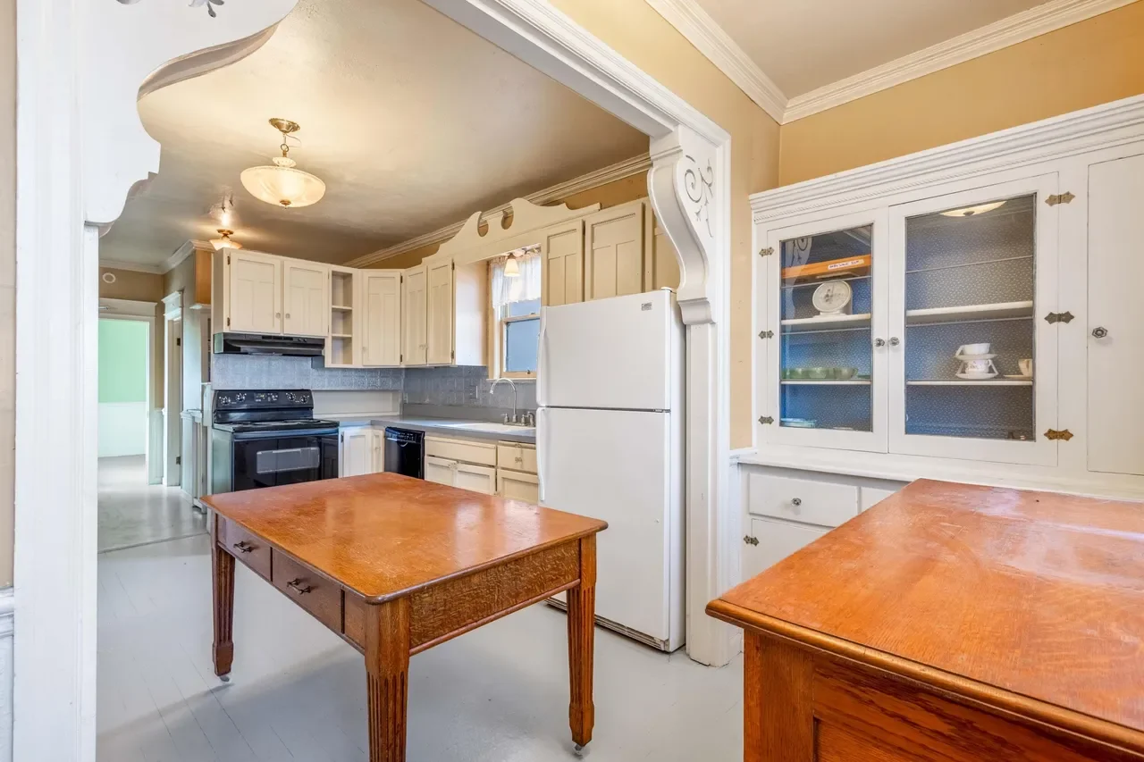 Elliot House 1908 Queen Anne Prineville Oregon - 10 - kitchen.webp