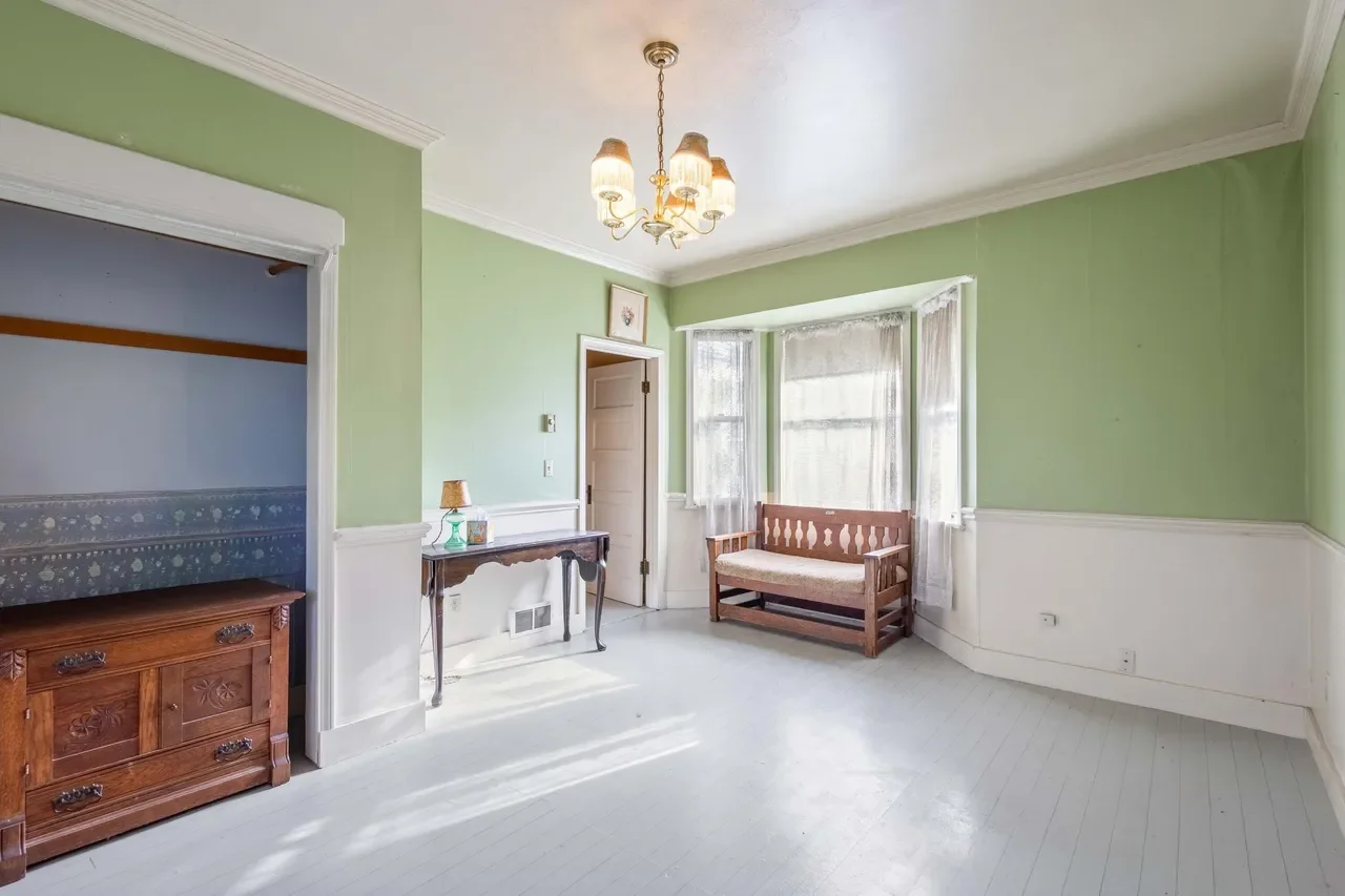 Elliot House 1908 Queen Anne Prineville Oregon - 14 - room.webp