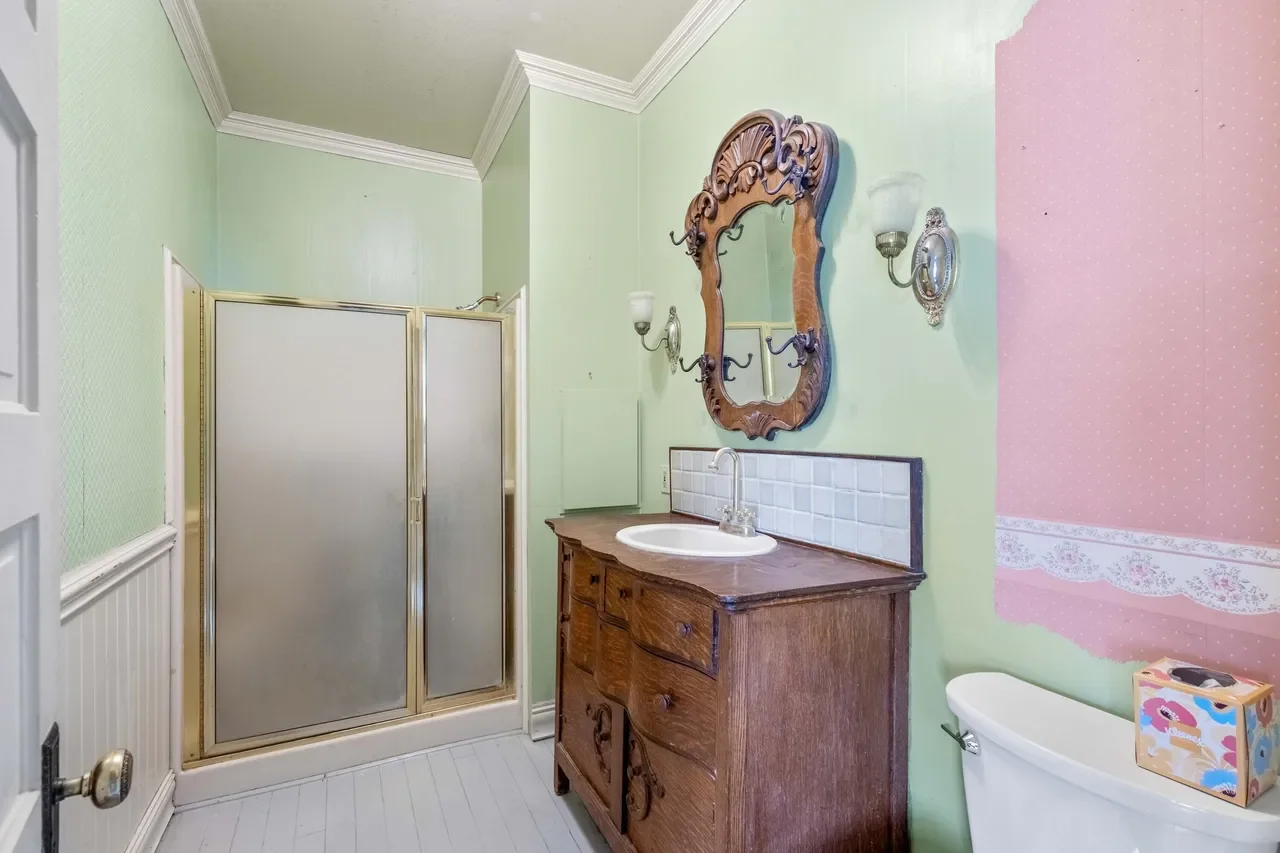 Elliot House 1908 Queen Anne Prineville Oregon - 15 - bathroom.webp