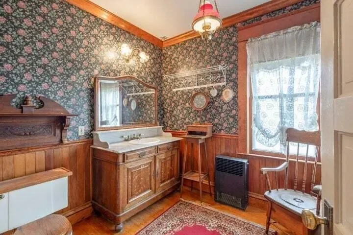 Elliot House 1908 Queen Anne Prineville Oregon - 18 - bathroom.webp