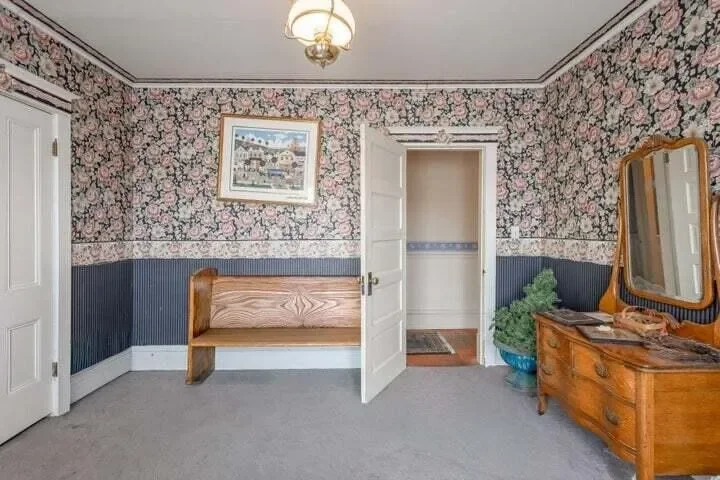 Elliot House 1908 Queen Anne Prineville Oregon - 21 - room.webp