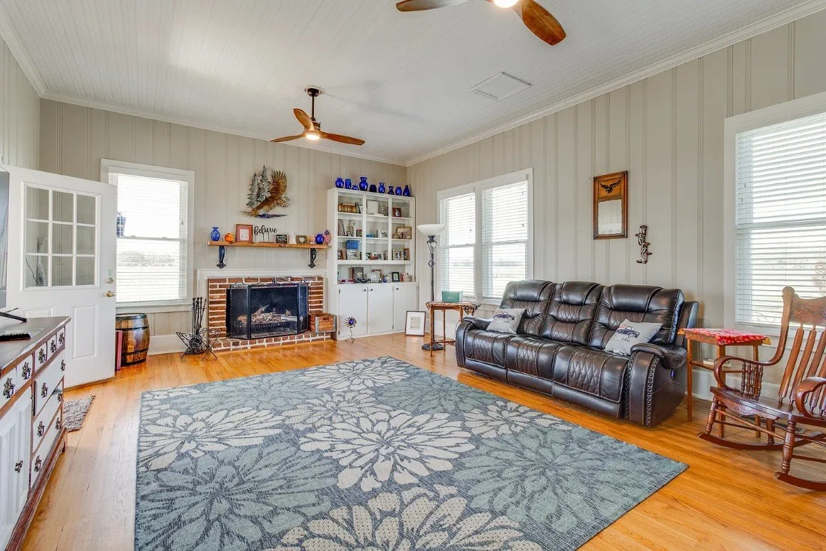 1920 Colonial house Bishopville South Carolina - 16 - family room.webp