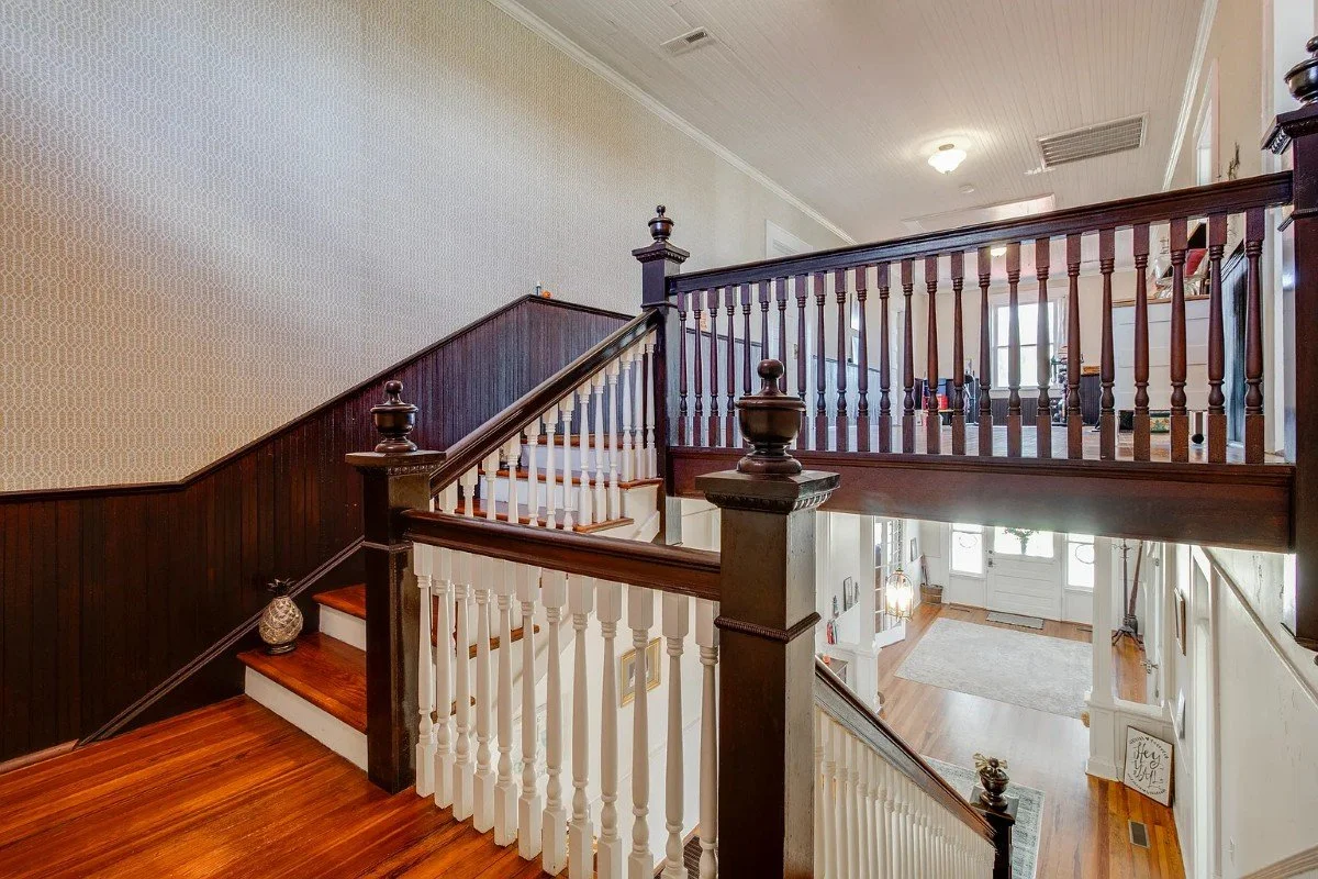 1920 Colonial house Bishopville South Carolina - 24 - staircase.webp
