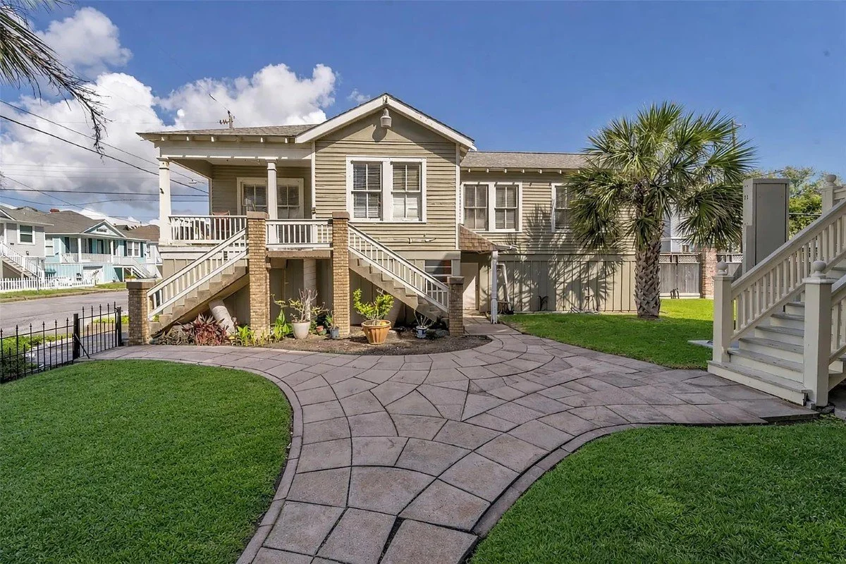 The McKinney McDonald House 1890 Victorian Galveston Texas - 46 - backyard.webp