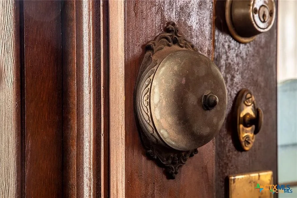 1914 Farmhouse Moody Texas - 11 - door details.webp