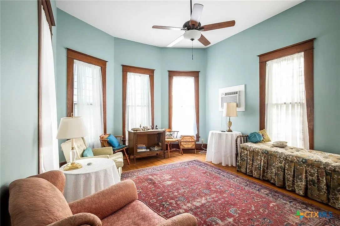 1914 Farmhouse Moody Texas - 14 - living area.webp