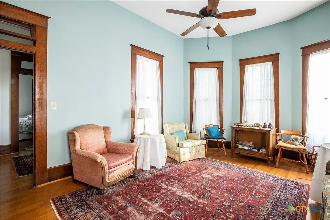 1914 Farmhouse Moody Texas - 15 - living area.webp