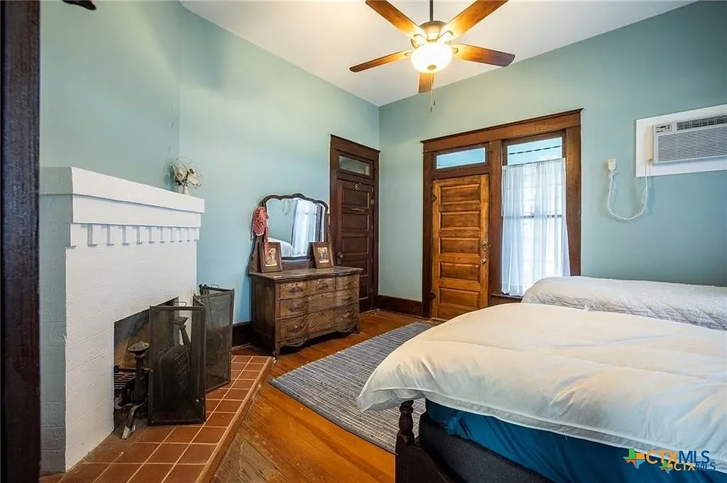 1914 Farmhouse Moody Texas - 20 - bedroom.webp