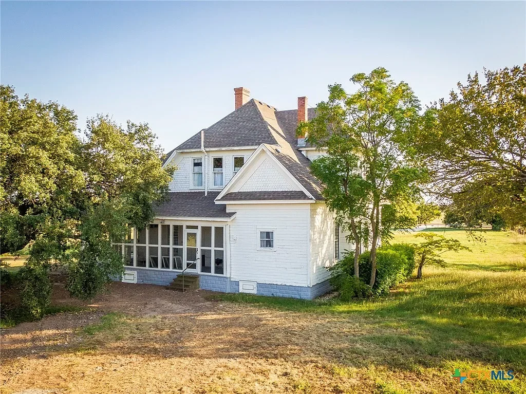 1914 Farmhouse Moody Texas - 34 - backyard.webp