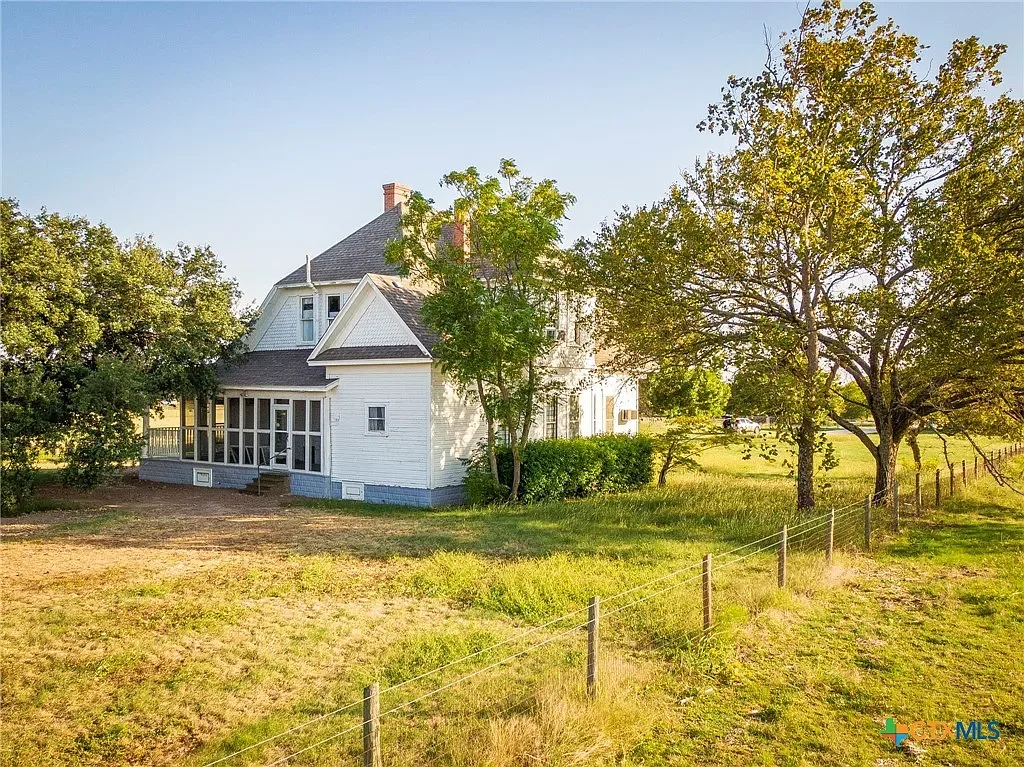 1914 Farmhouse Moody Texas - 35 - backyard.webp