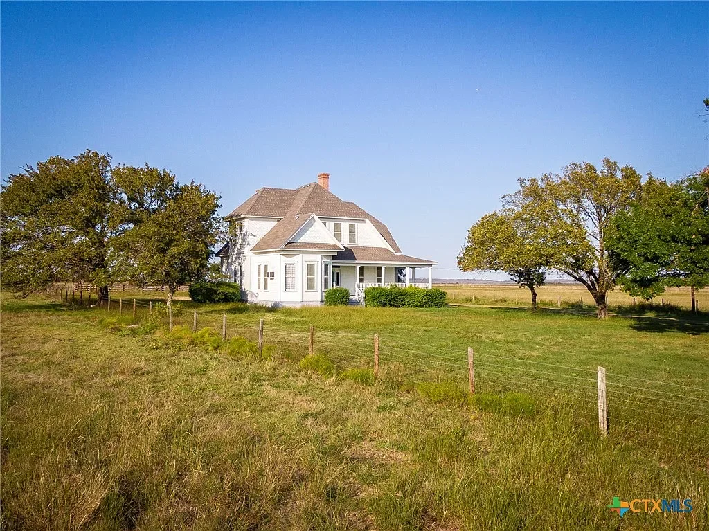 1914 Farmhouse Moody Texas - 36 - backyard.webp