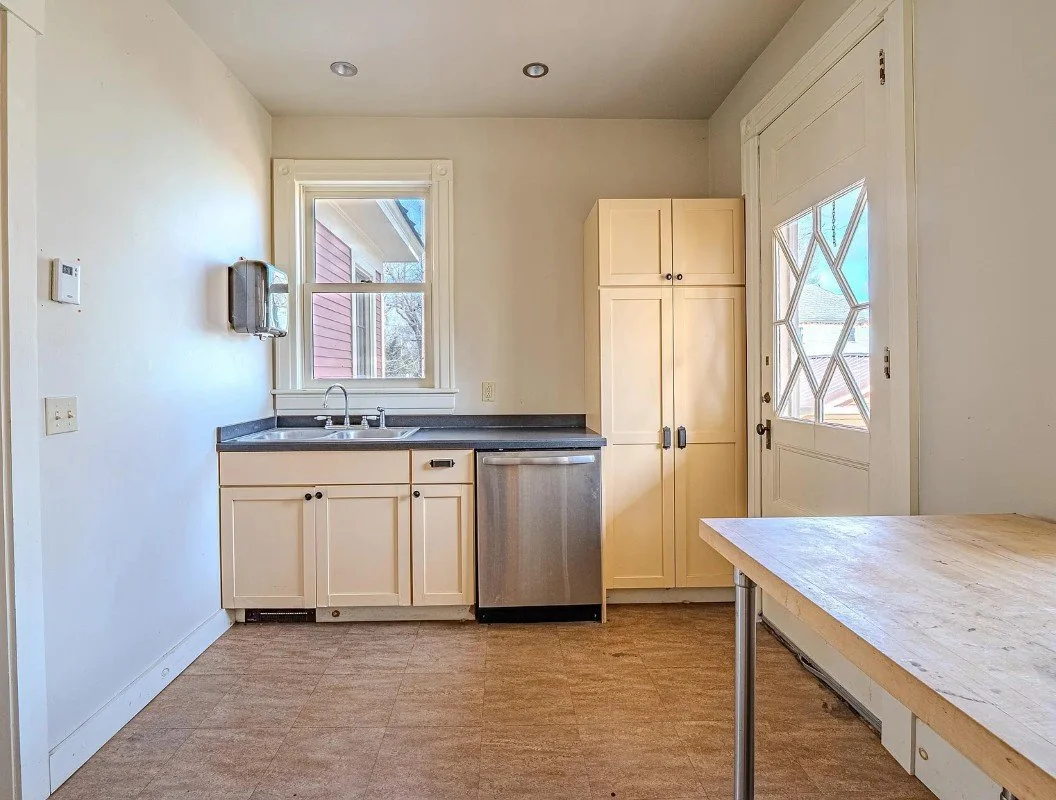 The C W Humphrey House 1920 Queen Anne and Colonial Revival Poultney Vermont - 27 - kitchen.webp