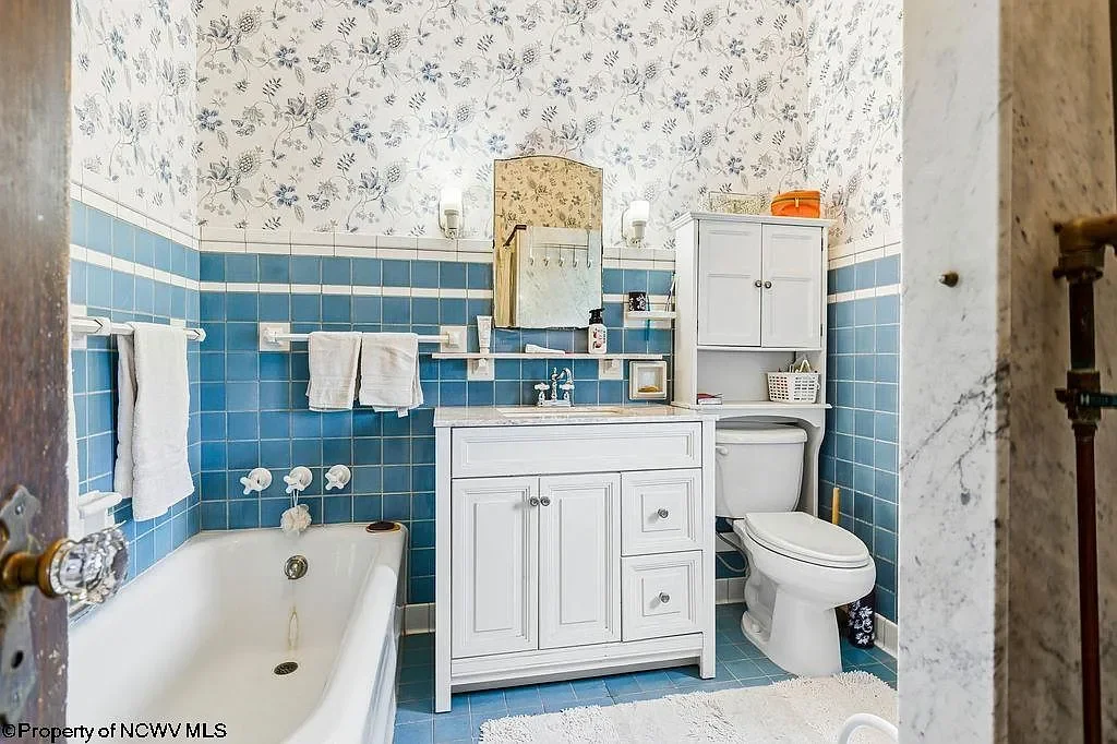 1902 Victorian house Clarksburg West Virginia - 30 - bathroom.webp
