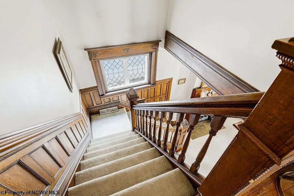 1902 Victorian house Clarksburg West Virginia - 34 - staircase.webp