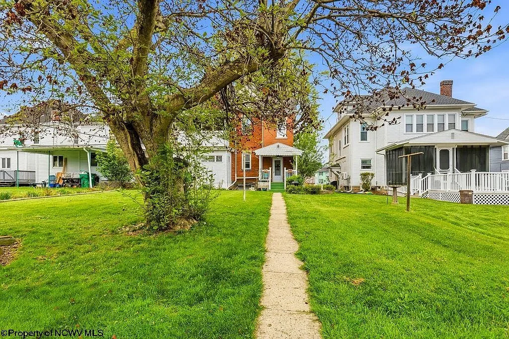1902 Victorian house Clarksburg West Virginia - 40 - backyard.webp