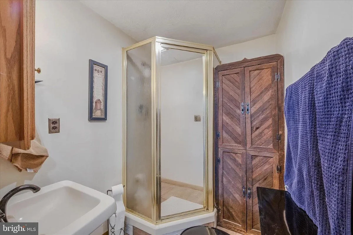 1888 Farmhouse Berkeley Springs West Virginia - 29 - bathroom.webp