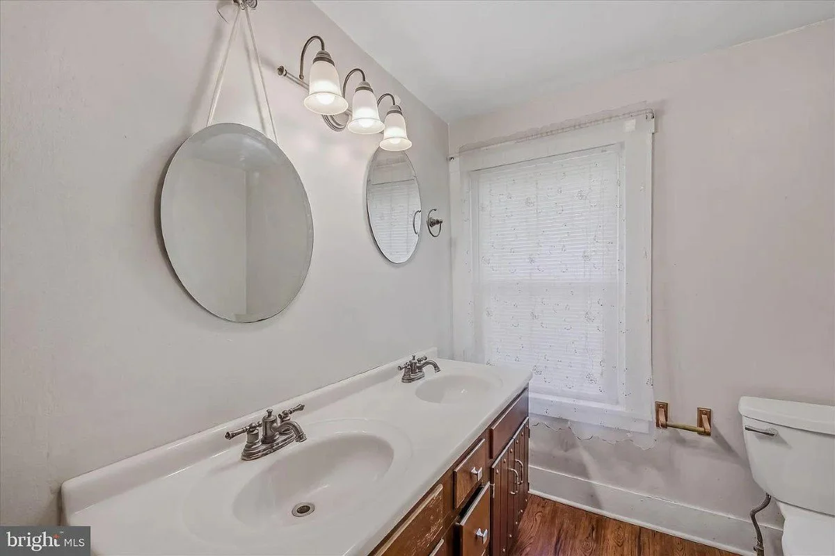 1888 Farmhouse Berkeley Springs West Virginia - 32 - bathroom.webp