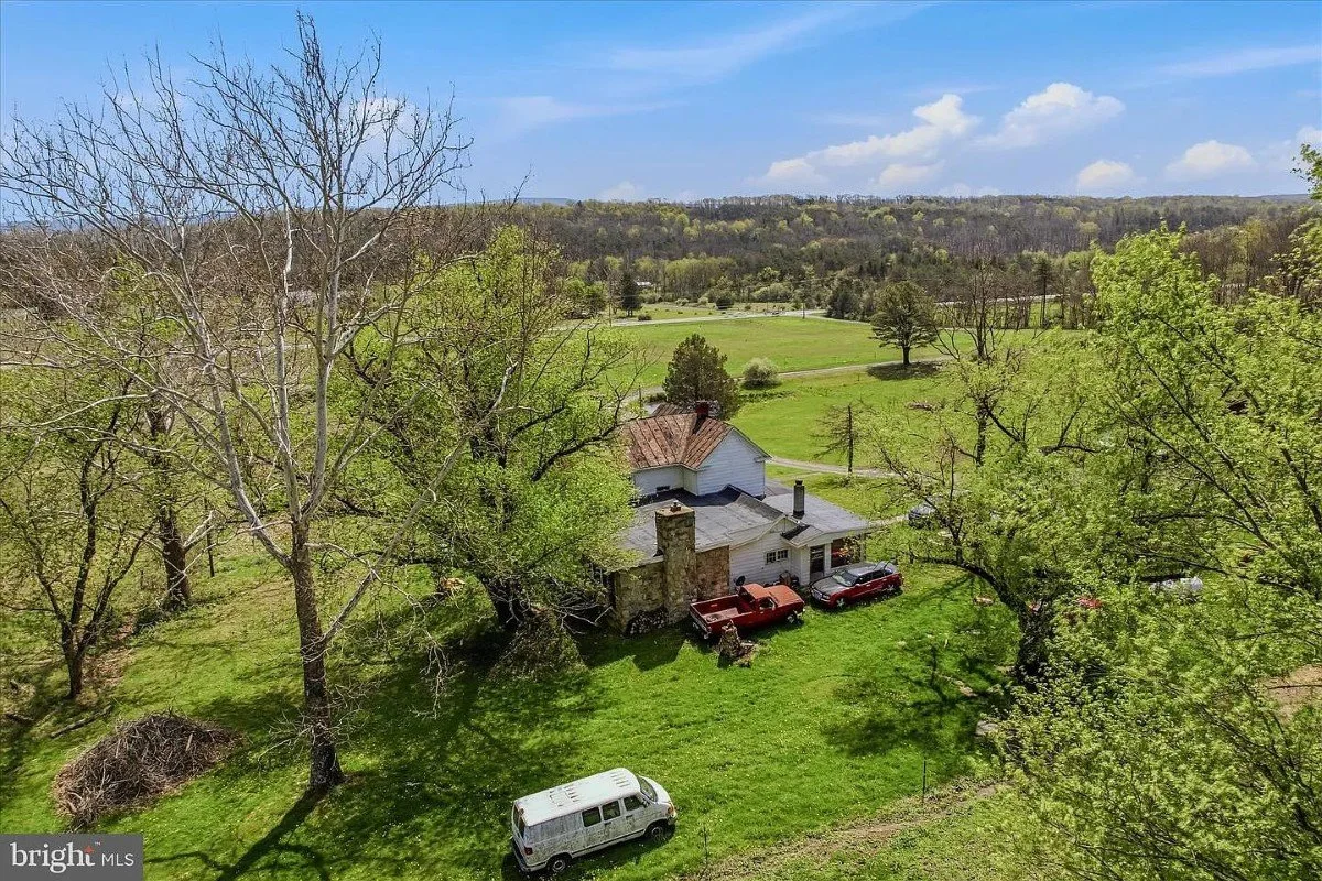 1888 Farmhouse Berkeley Springs West Virginia - 41 - backyard.webp