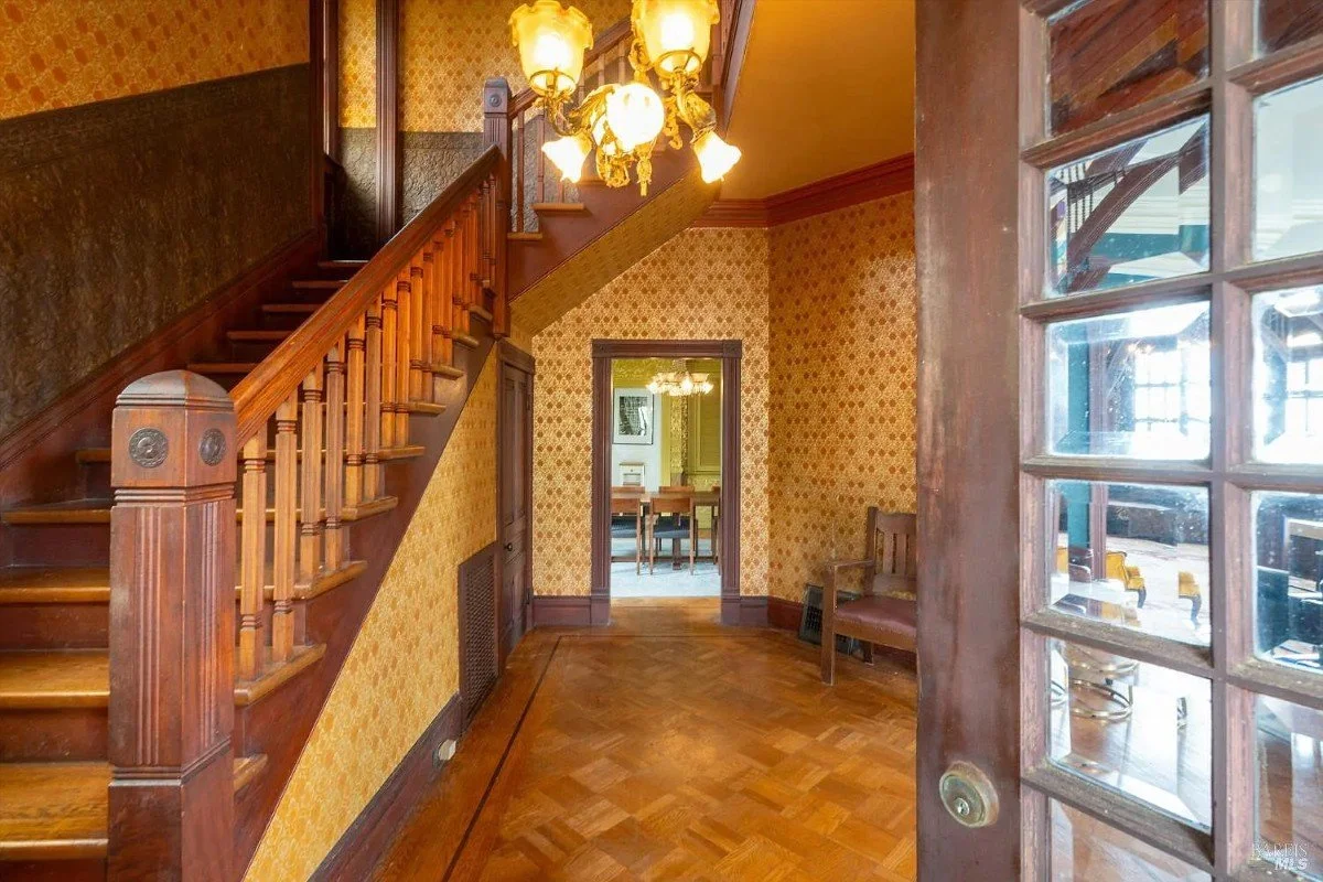 1891 Queen Anne house Vallejo California - 3 - foyer.webp