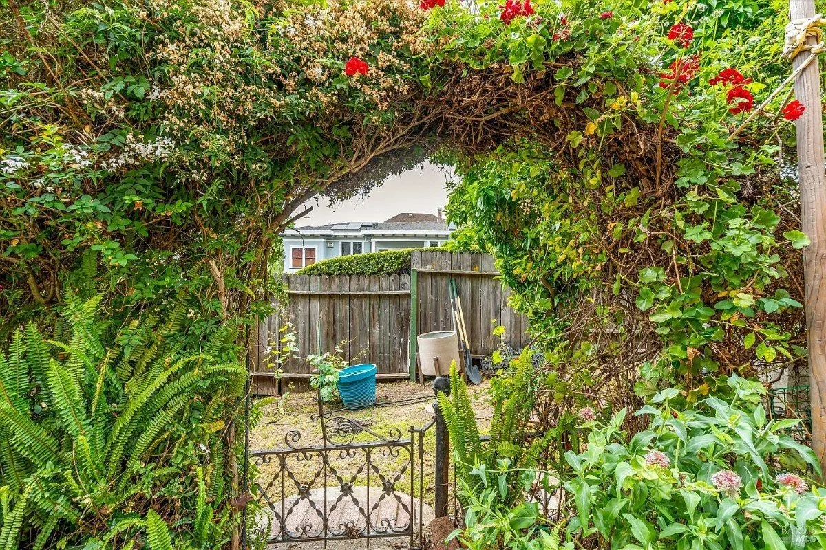 1891 Queen Anne house Vallejo California - 41 - garden.webp