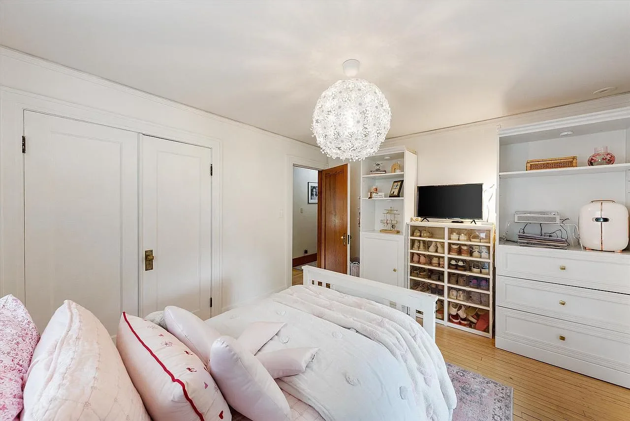 1907 Tudor Revival house Cedarburg Wisconsin - 32 - bedroom.webp