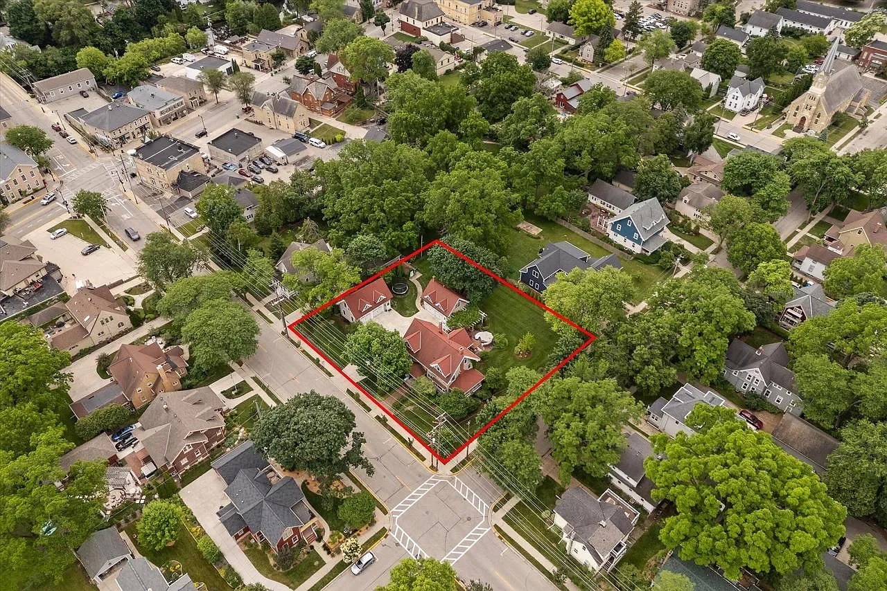 1907 Tudor Revival house Cedarburg Wisconsin - 75 - location.webp