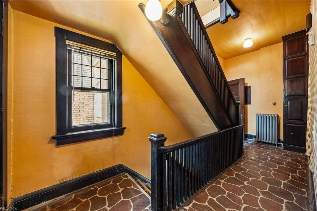 1900 Colonial Revival house Cleveland Heights Ohio - 40 - staircase.jpg