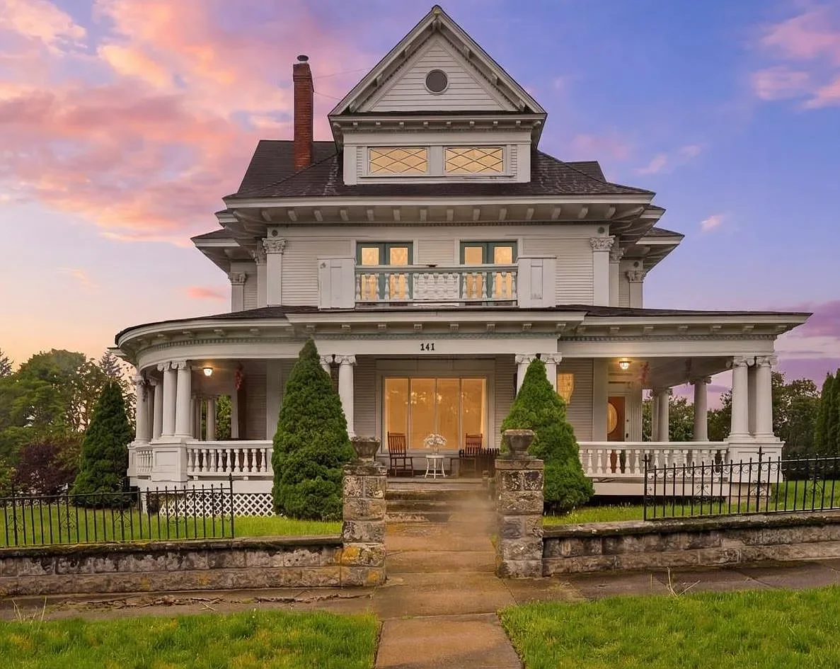 1908 Colonial Revival house in Tekoa, Washington - $420k