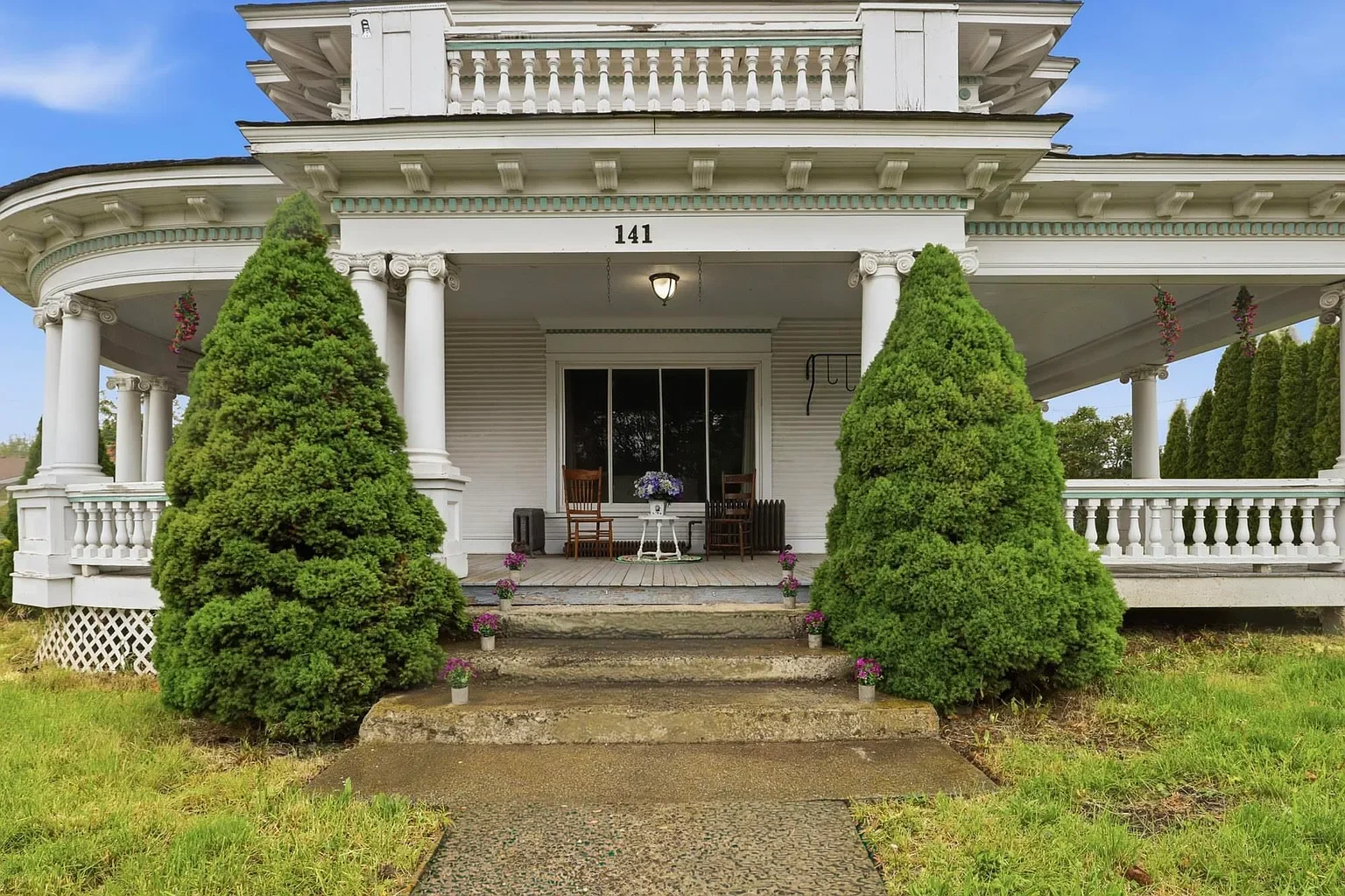 1908 Colonial Revival house Tekoa Washington - 7 - front view.webp