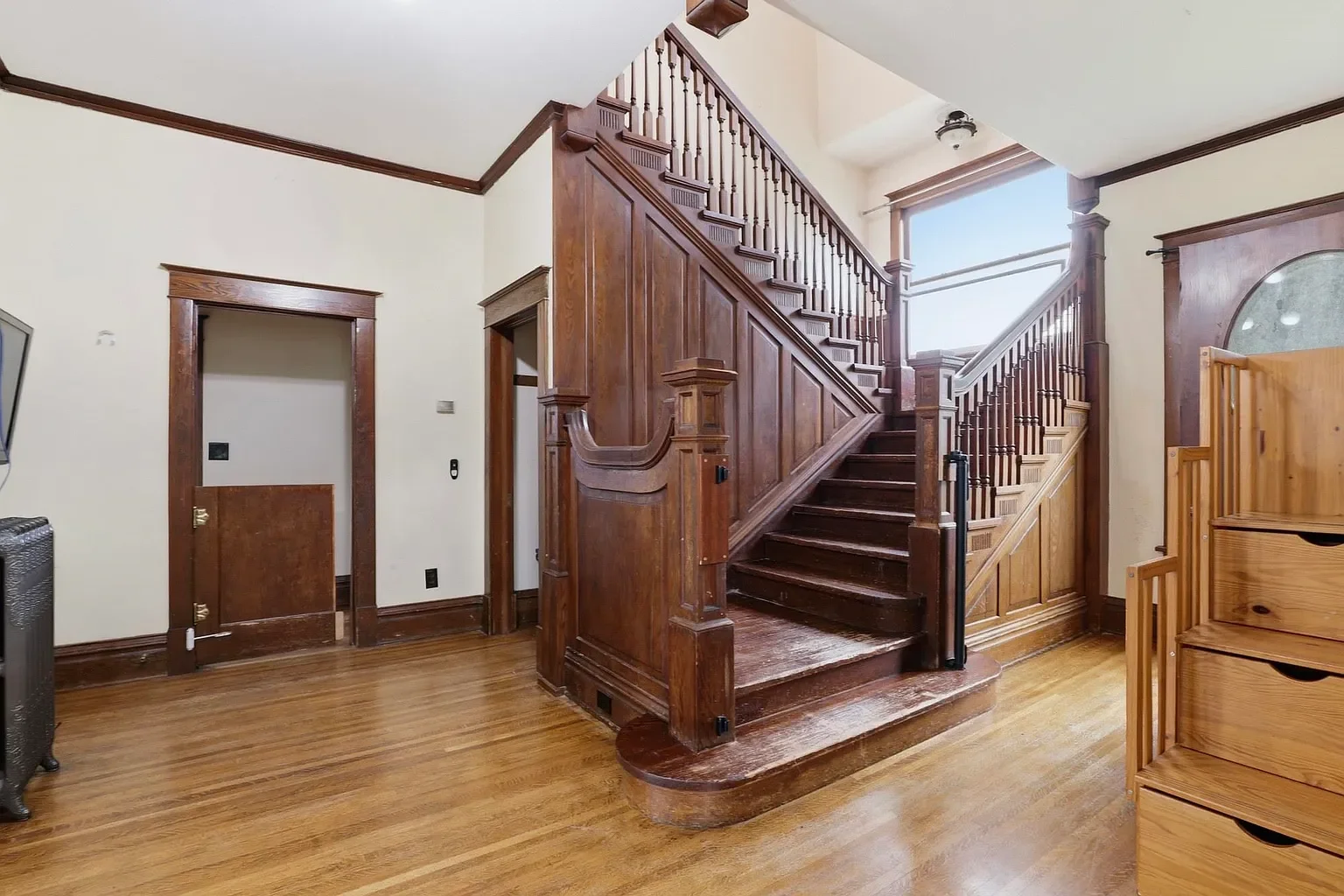 1908 Colonial Revival house Tekoa Washington - 25 - staircase.webp