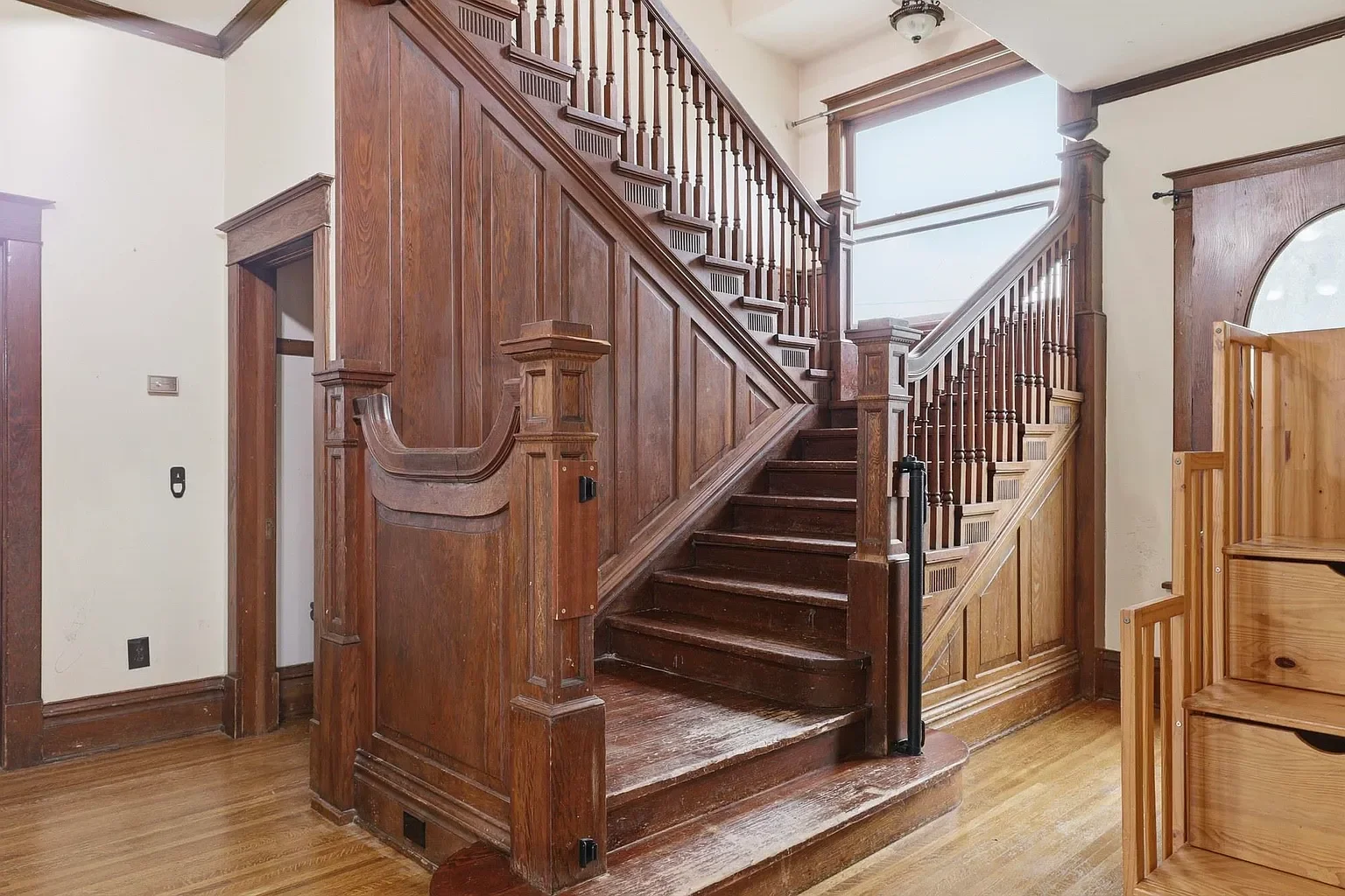 1908 Colonial Revival house Tekoa Washington - 26 - staircase.webp