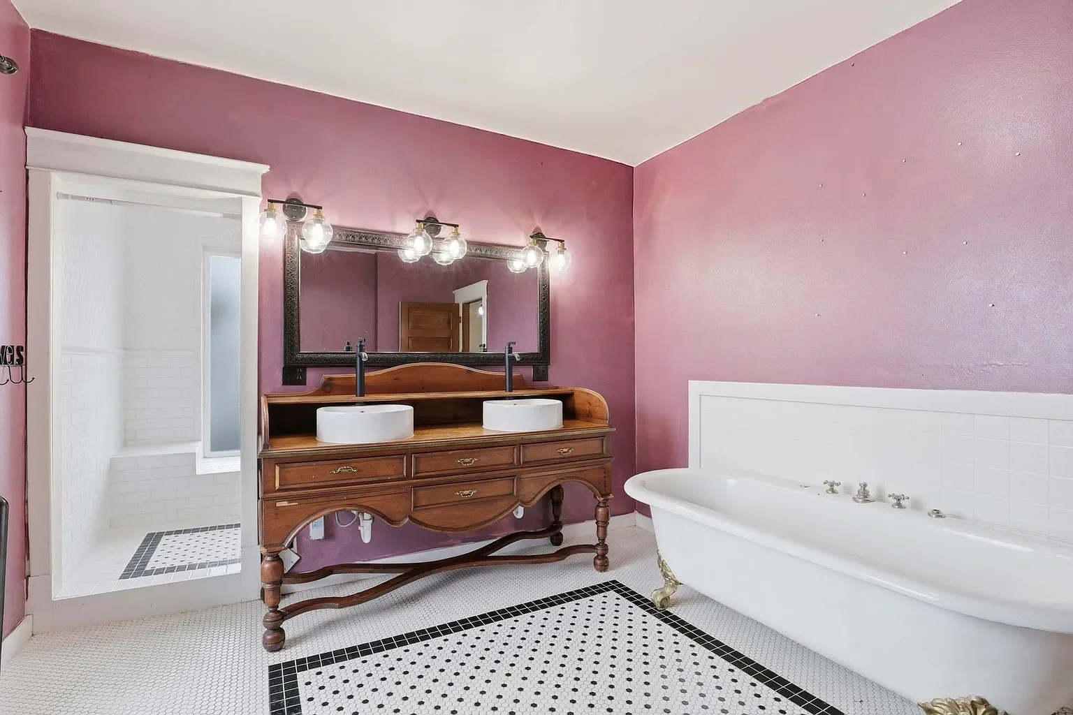 1908 Colonial Revival house Tekoa Washington - 28 - bathroom.webp