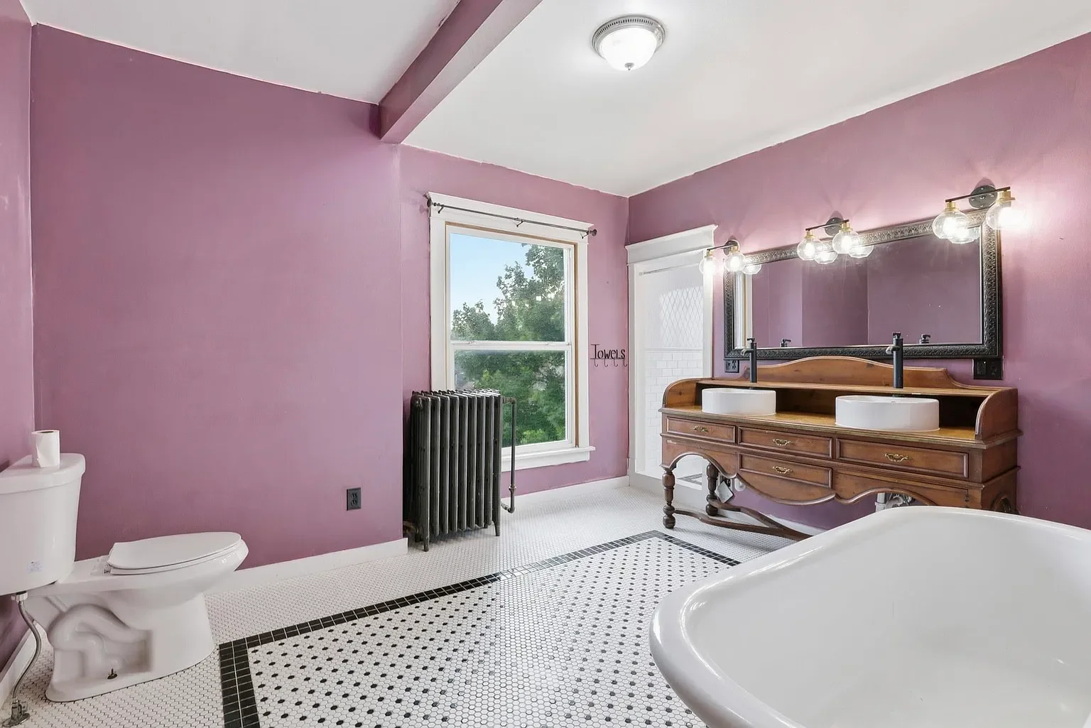 1908 Colonial Revival house Tekoa Washington - 29 - bathroom.webp