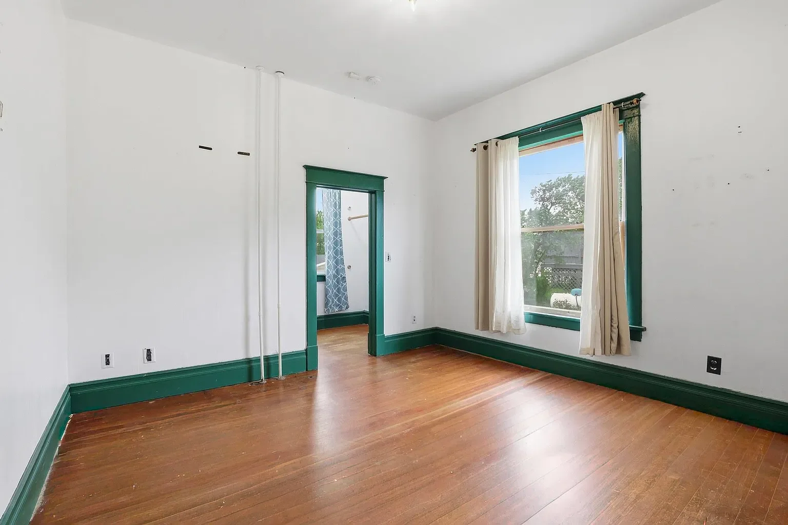 1908 Colonial Revival house Tekoa Washington - 30 - bedroom.webp