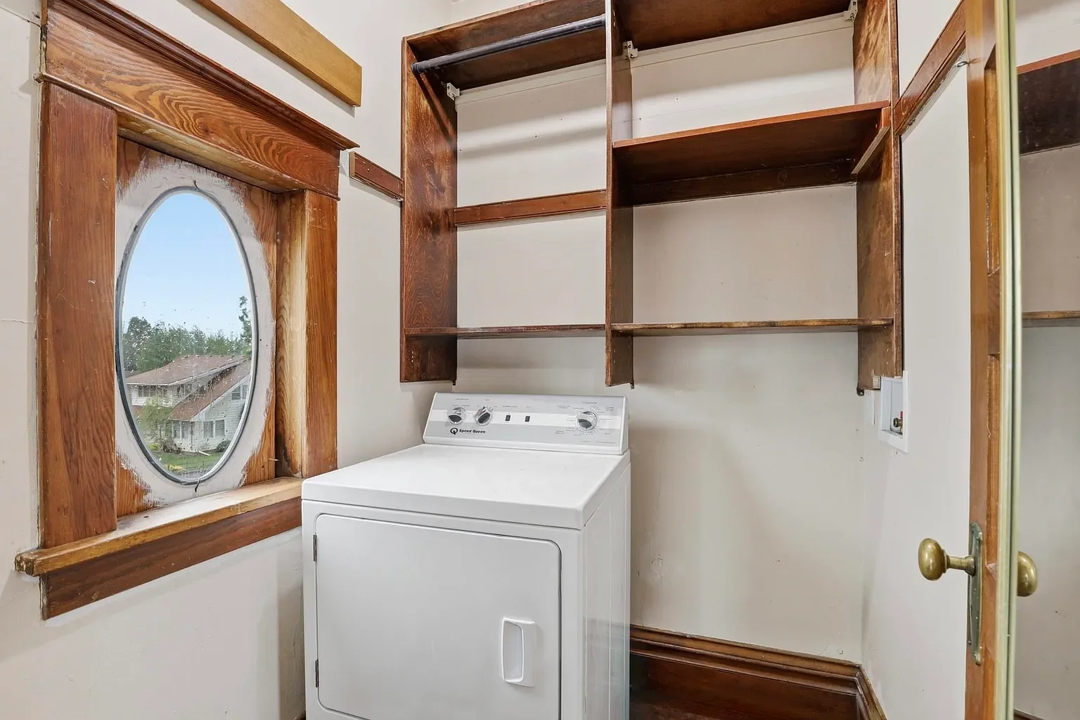 1908 Colonial Revival house Tekoa Washington - 33 - laundry.webp