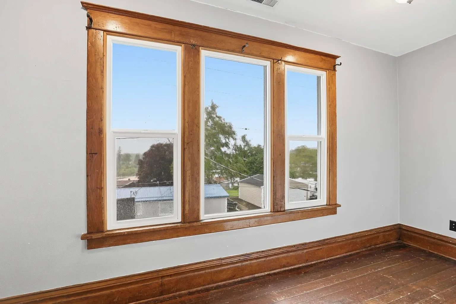 1908 Colonial Revival house Tekoa Washington - 40 - bedroom.webp